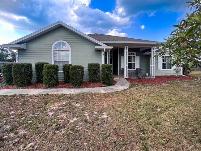 Building Photo - Pet Friendly 3BR/2BA Home on 1 acre in SW Gainesville - available Mid-October!