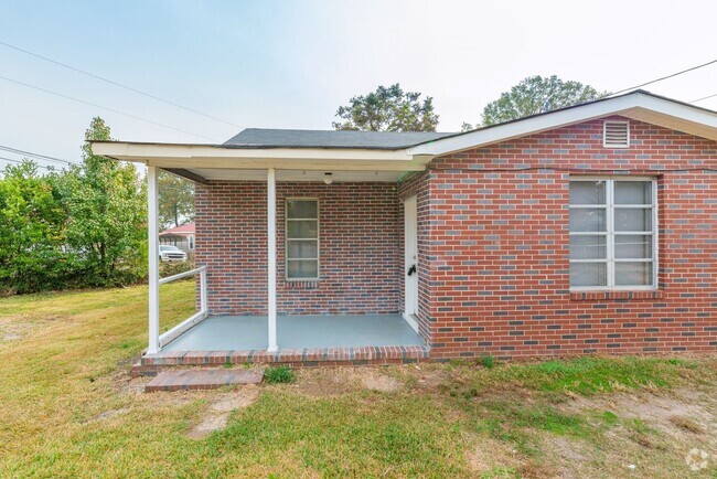 Building Photo - Brick home with a fenced-in yard!
