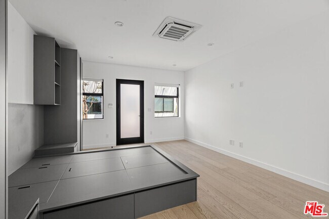 Photo - 1325 Cabrillo Ave Unit 3