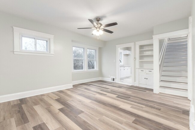 Building Photo - 3326 E 143rd St Rental