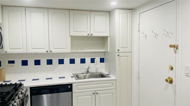 Photo - 700 Biltmore Way Unidad 1006