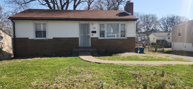 Building Photo - "Charming 3-Bed Home with Gleaming Hardwood Floors on Jackson Ave, Berkeley!"