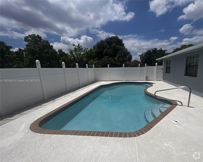 Building Photo - 1590 SW 139th Ave Rental