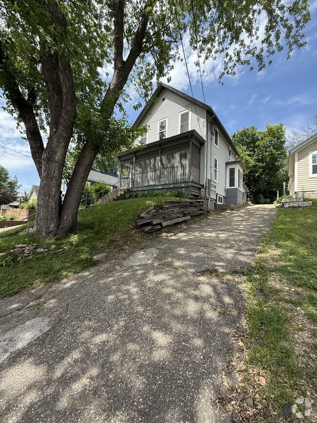 Building Photo - 902 Maple St W Unit #1 Rental
