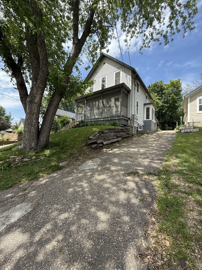 Building Photo - 902 Maple St W Unit #1 Rental