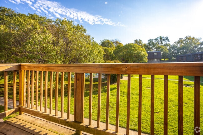 2BR, 2BA - 900 SF