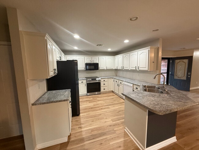 Photo - 404 E 9th St