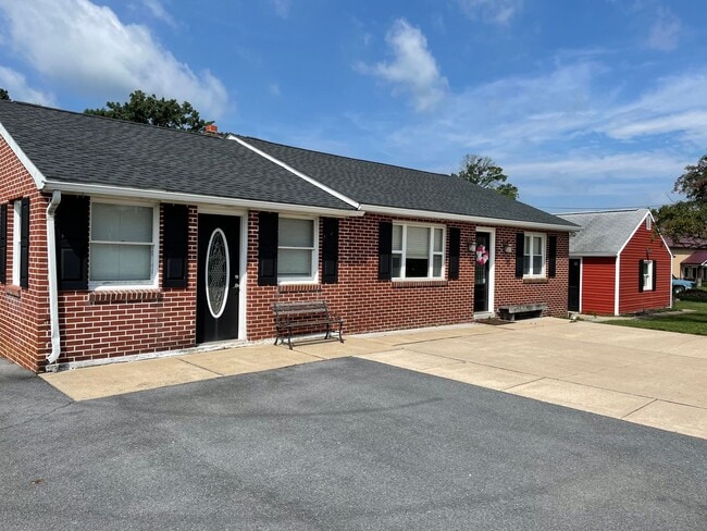 Building Photo - 3 Bed 1 Bath in Shippensburg, PA! Rental