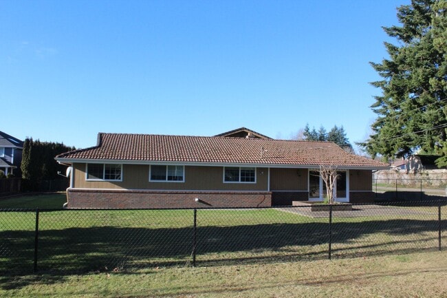 Building Photo - Beautiful 4 bedroom Rambler home with shop...