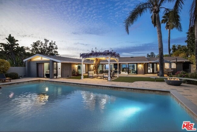 Building Photo - 8400 Mulholland Dr