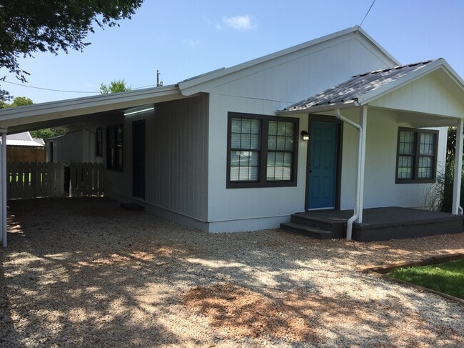 Puerta principal - 310 East 3rd St.