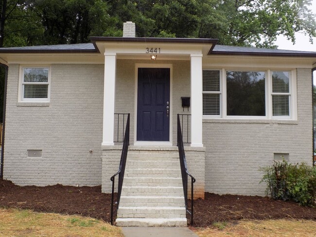 Building Photo - Charming Two Bedroom Duplex in Commonwealth Park!