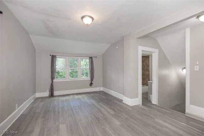 Photo - 844 E 154th St