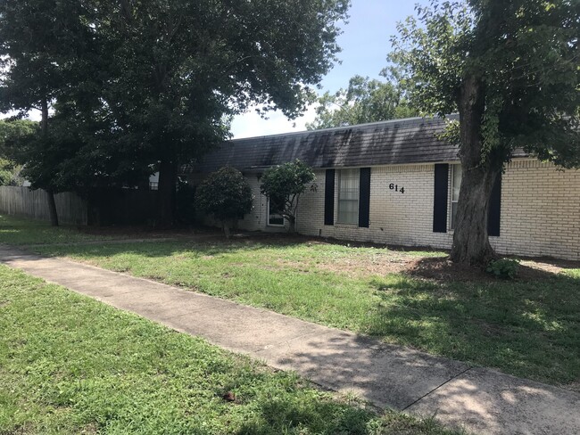 Building Photo - 614 Mountain Dr