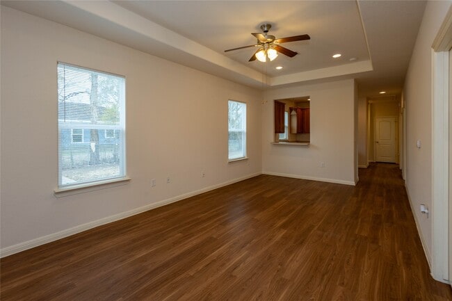 Photo - 995 Ewing St