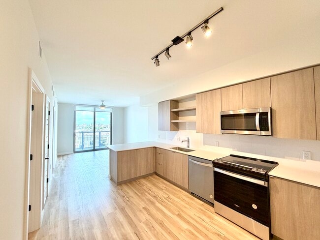 Building Photo - 421 SW 5th Ave Unit A21