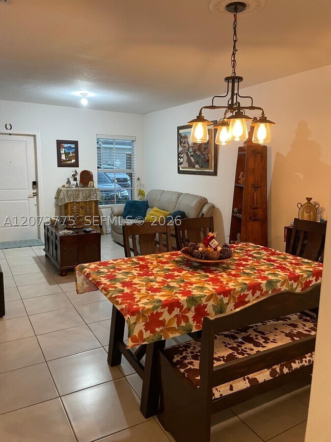 Photo - 556 NE 5th St