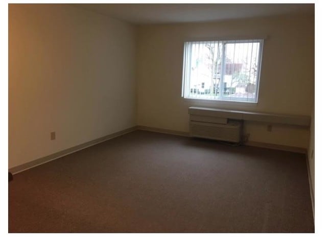 Sala de estar de 1 dormitorio - Charles Major Manor Affordable Senior Housing