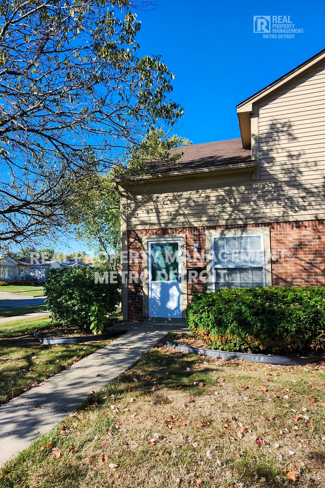 Photo - 1005 N Main St