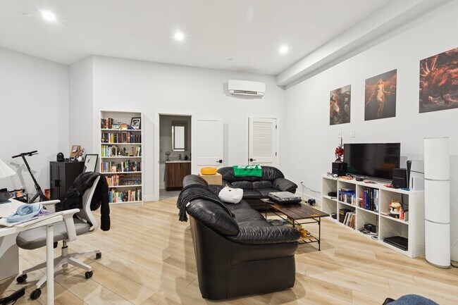 Photo - 3849 Lancaster Ave Unidad 203