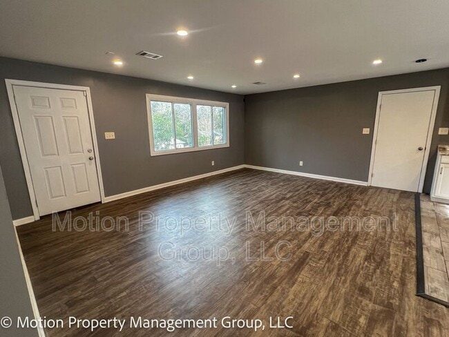 Photo - 2728 Pierce Dr N