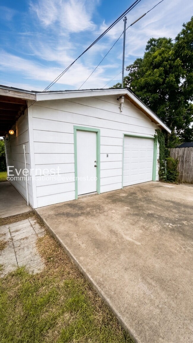 Building Photo - 118 Cravens Ave