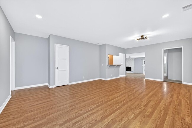 Photo - 4913 Premiere Ave
