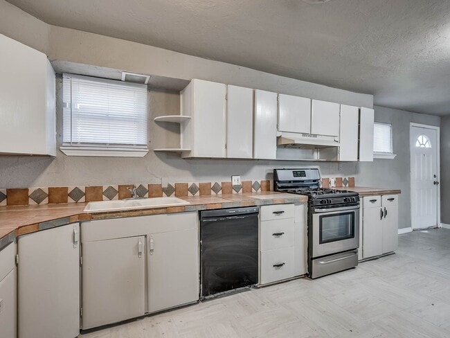 Photo - 545 SW 46th St