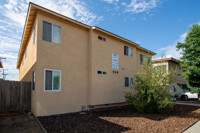 906 E Imperial Ave