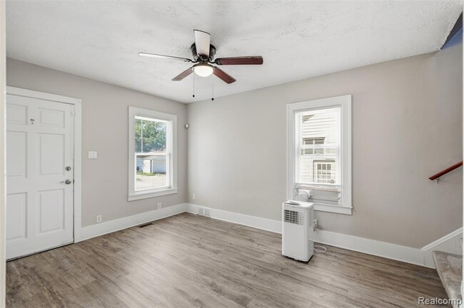 Photo - 735 E Maxlow Ave