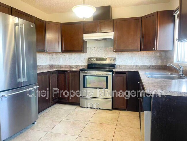 Photo - 13411-13461 61 St NW