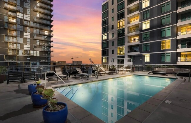 Building Photo - 425 W Beech St Unit 208