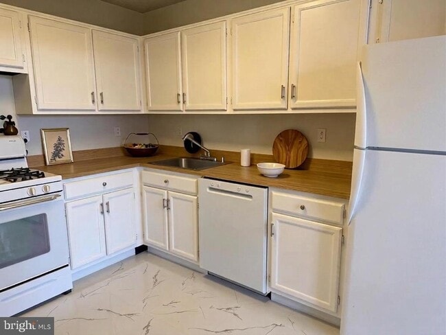 Building Photo - 5225 Pooks Hill Rd Unit 1211S