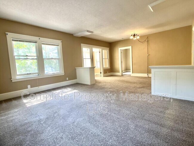 Photo - 806 John Farry Pl