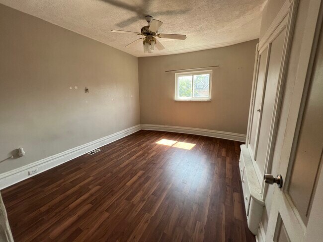 Photo - 627 College St