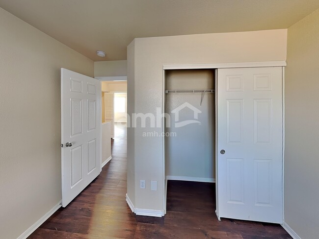 Building Photo - 10819 Hawthorne Berry St