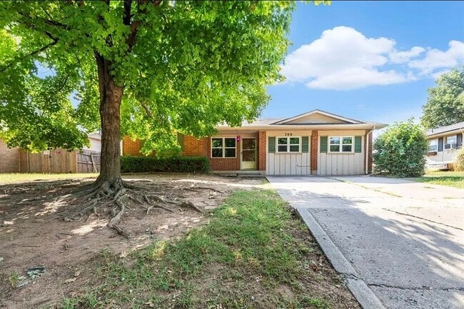 Building Photo - 700 Claremont Dr