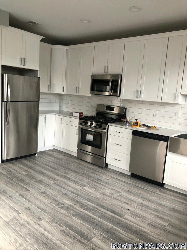 Building Photo - 143 London St Rental