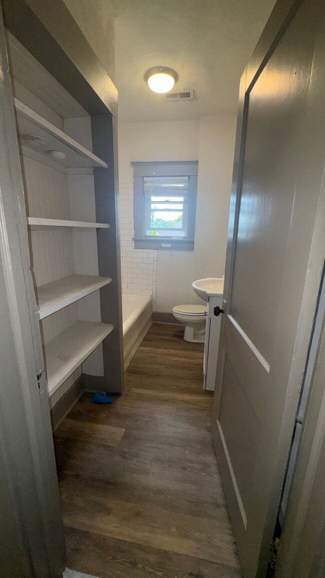 Building Photo - 409 W 27th St Unit B