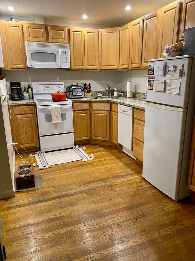 Photo - Huge 1 bedroom unit located next to the Green Line.