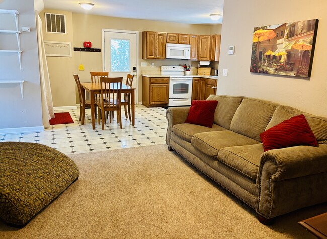 Building Photo - 103 Greenbriar Ct Unit Hilltop Haven