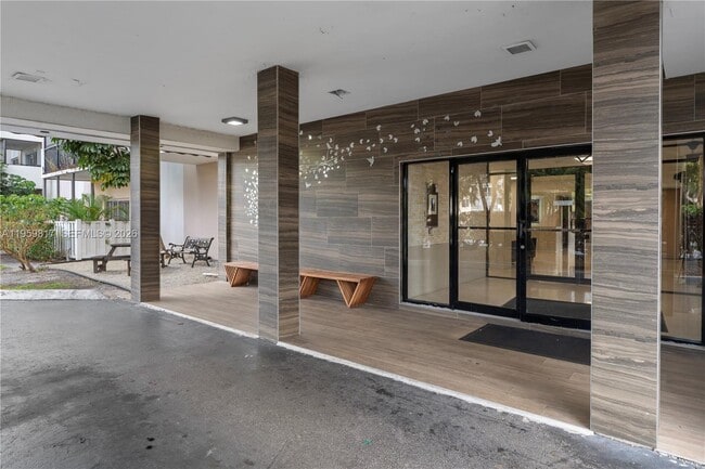 Building Photo - 4164 Inverrary Dr Unit 309