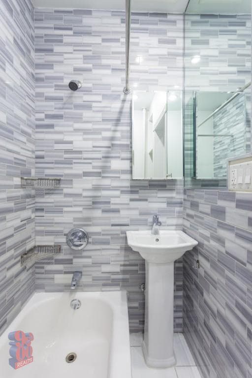 Photo - 234 W 14th St Unidad 4E