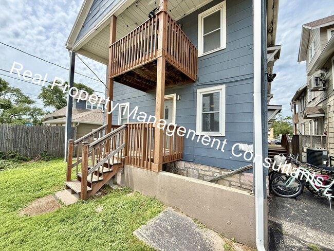 Photo - 2 Bed 1 bath lower- level apartment in North Kansas City!