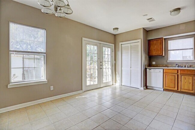 Photo - 2424 Brun St