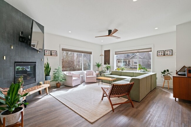 Photo - 4451 Alexander St