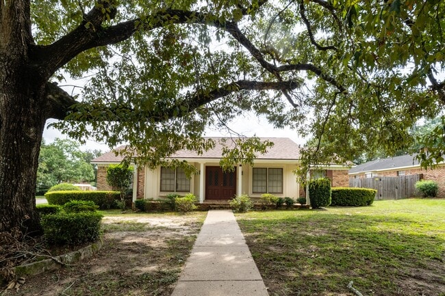 Building Photo - 1017 Westbury Dr