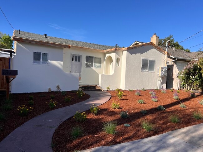 Building Photo - 1219 Laurel St Unit 1219