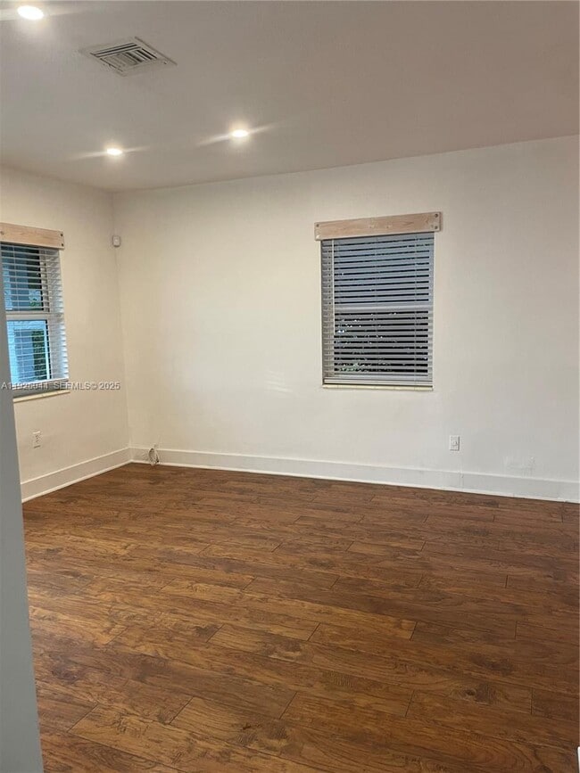 Photo - 705 E 9th Ct