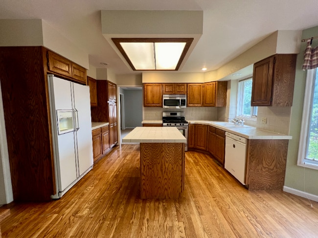 Photo - Spacious 4-Bed Retreat with Guest Suite & Fireplace